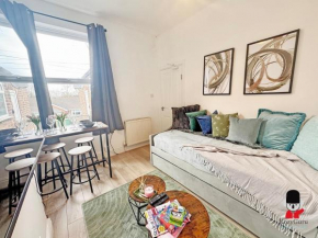 KozGuru Warrington Cozy 2 Bedroom House WiFi